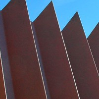 Valla de acero corten con chapa doblada en punta