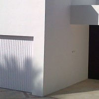 Puerta de entrada en acero corten con microfachada