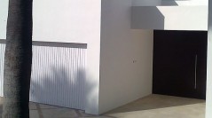 Puerta de entrada en acero corten con microfachada