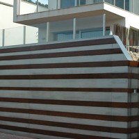 Fachada en acero inoxidable con detalles de acero corten