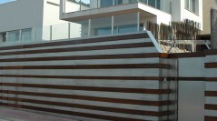 Fachada en acero inoxidable con detalles de acero corten