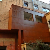 fachada patio interior acero corten