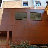fachada patio interior acero corten